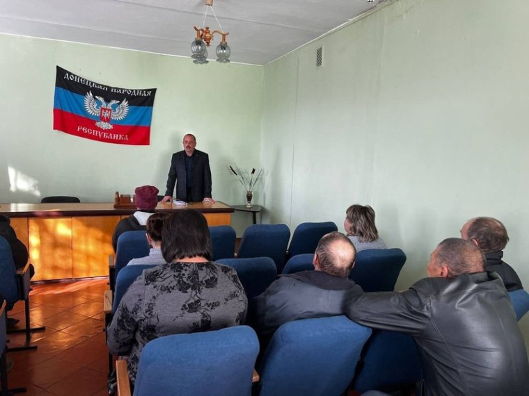 Депутат Енакиевского городского совета Сергей Цынкуш провел встречу с жителями пгт Корсунь. Депутат Енакиевского городского совета Сергей Цынкуш провел встречу с жителями пгт Корсунь.
