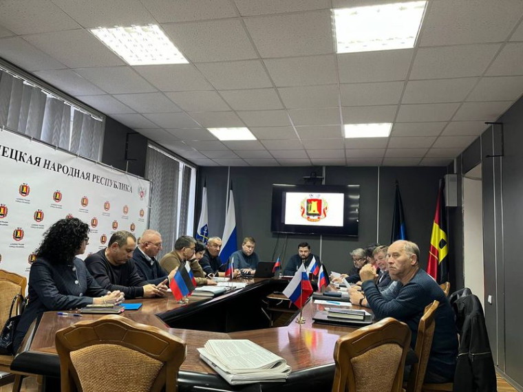 В администрации города Енакиево прошло еженедельное аппаратное совещание. В администрации города Енакиево прошло еженедельное аппаратное совещание.