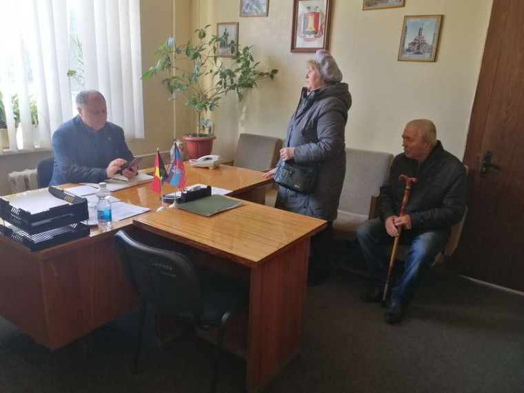 Состоялся личный прием граждан заместителем главы администрации города Енакиево Божиком С.А.. Состоялся личный прием граждан заместителем главы администрации города Енакиево Божиком С.А..