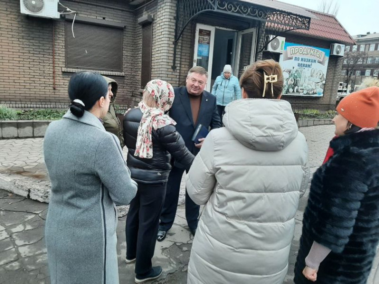 Заместитель главы администрации города Енакиево Витрук И.В. провел личный прием граждан и сходы граждан. Заместитель главы администрации города Енакиево Витрук И.В. провел личный прием граждан и сходы граждан.