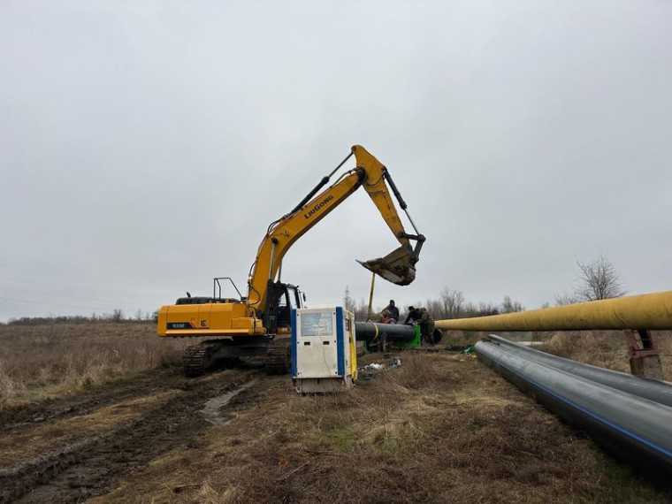 В Енакиево ускорили работы по монтажу коллектора. В Енакиево ускорили работы по монтажу коллектора.