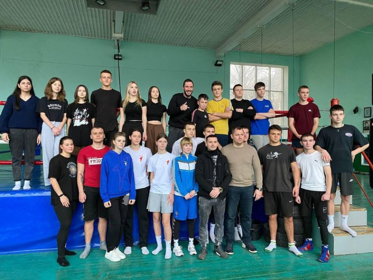 Чемпион мира по самбо провел тренировку для молодежи в Енакиево. Чемпион мира по самбо провел тренировку для молодежи в Енакиево.