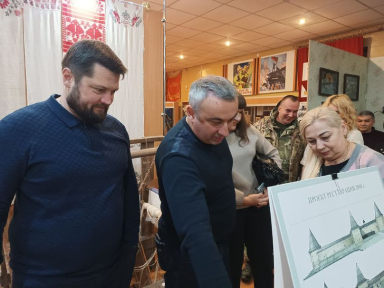 Глава муниципального образования городского округа Енакиево посетил выставку «Старая Ладога – Первая столица Руси!». Глава муниципального образования городского округа Енакиево посетил выставку «Старая Ладога – Первая столица Руси!».