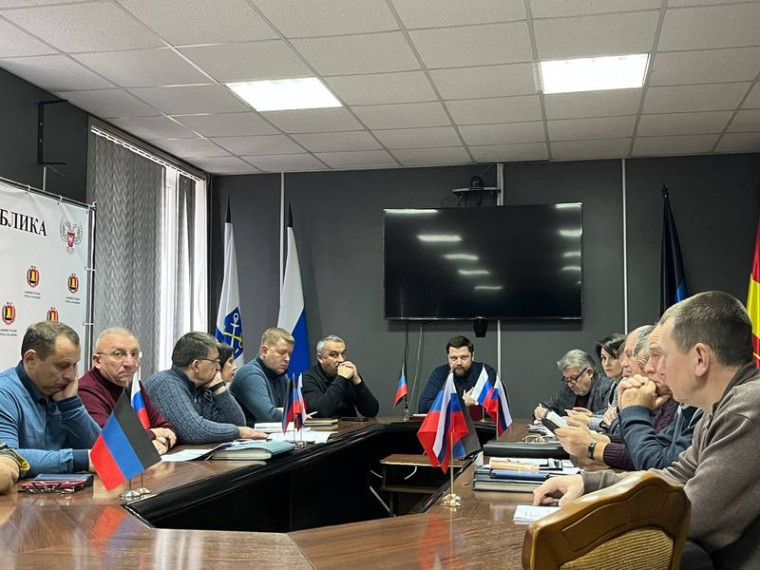 Глава муниципального образования городского округа Енакиево Храменков Р.А. провел аппаратное совещание. Глава муниципального образования городского округа Енакиево Храменков Р.А. провел аппаратное совещание.