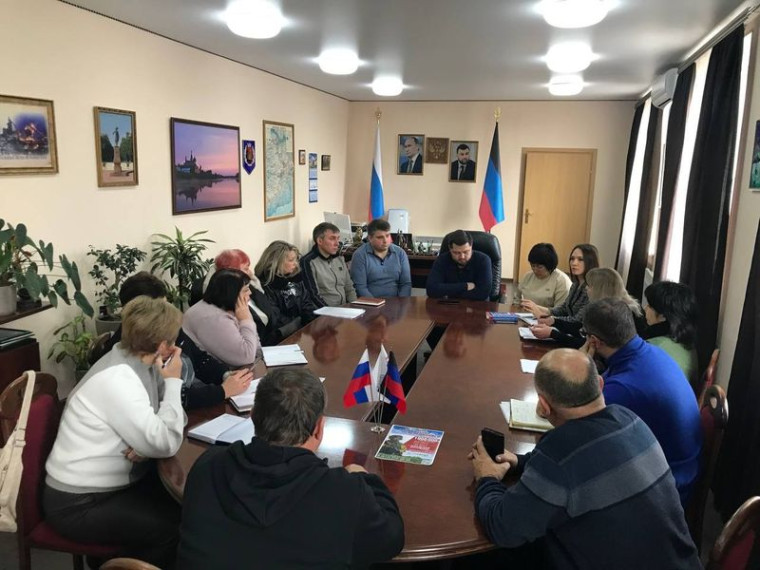 Глава муниципального образования городского округа Енакиево Храменков Р.А, провел рабочее совещание с руководителями муниципальных унитарных предприятий. Глава муниципального образования городского округа Енакиево Храменков Р.А, провел рабочее совещание с руководителями муниципальных унитарных предприятий.