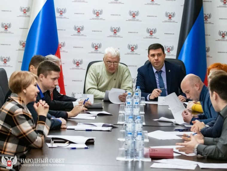 Парламентарии работают над законодательством в области библиотечного дела. Парламентарии работают над законодательством в области библиотечного дела.