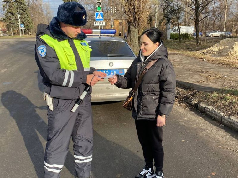 В Макеевке полицейские проводят профилактические беседы с водителями. В Макеевке полицейские проводят профилактические беседы с водителями.
