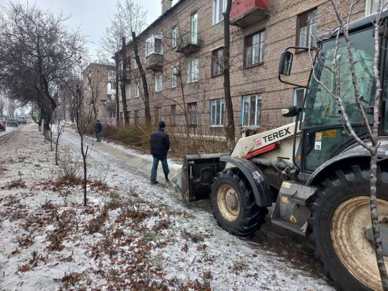 Коммунальными предприятиями проводятся работы по посыпке тротуаров, пешеходных дорожек, остановок общественного транспорта. Коммунальными предприятиями проводятся работы по посыпке тротуаров, пешеходных дорожек, остановок общественного транспорта.
