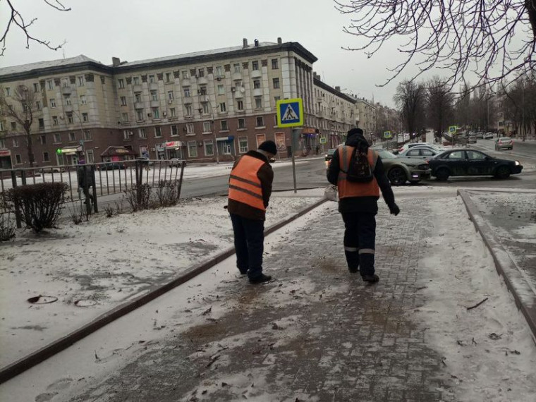 Коммунальными предприятиями проводятся работы по посыпке дорог. Коммунальными предприятиями проводятся работы по посыпке дорог.