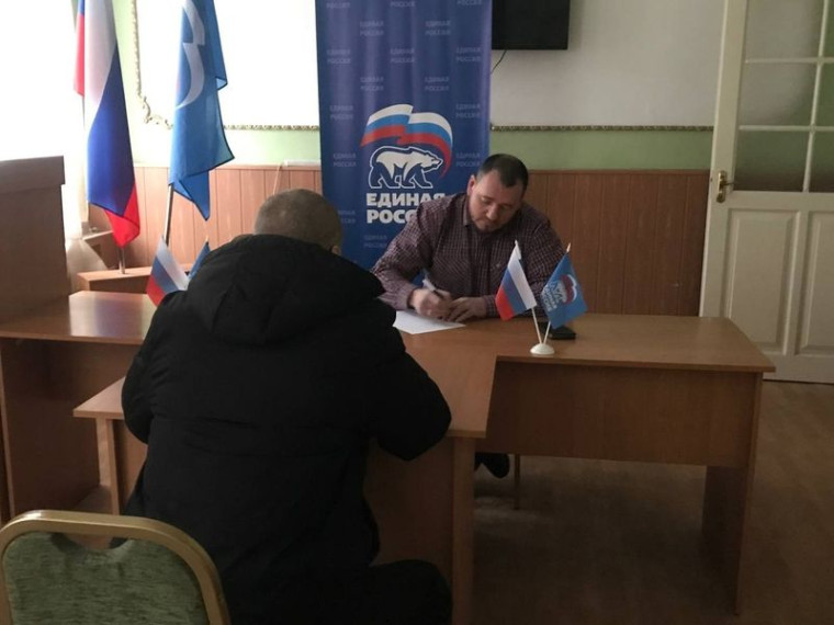 Депутат Енакиевского городского совета Андрей Гнипа провел прием граждан. Депутат Енакиевского городского совета Андрей Гнипа провел прием граждан.
