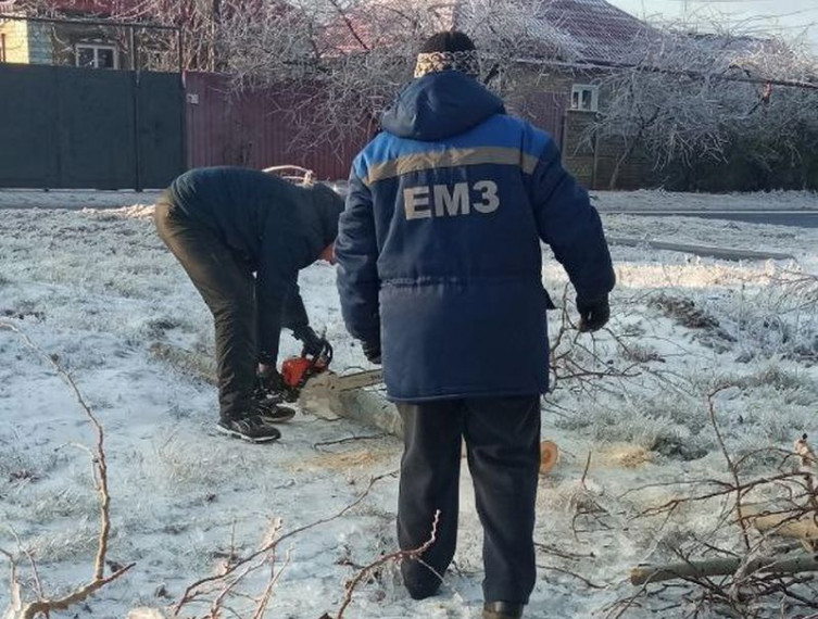 Коммунальные службы не прекращают борьбу с последствиями непогоды. Коммунальные службы не прекращают борьбу с последствиями непогоды.