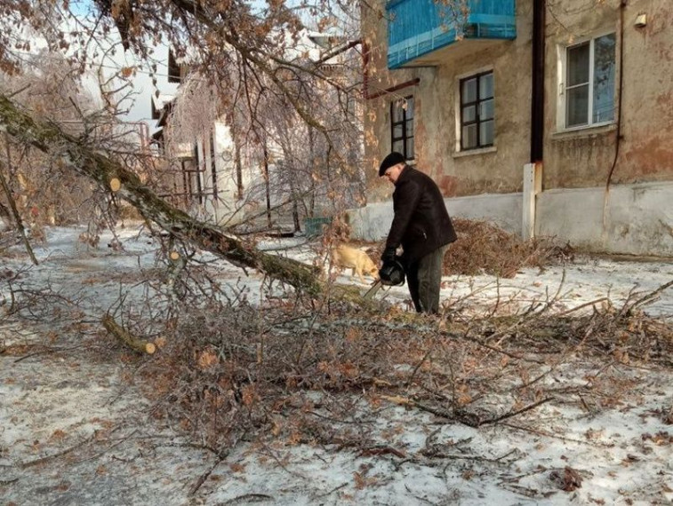 Коммунальные службы продолжают бороться с последствиями непогоды. Коммунальные службы продолжают бороться с последствиями непогоды.