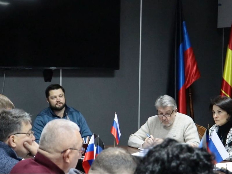 Глава муниципального образования городского округа Енакиево Роман Храменков провел аппаратное совещание. Глава муниципального образования городского округа Енакиево Роман Храменков провел аппаратное совещание.