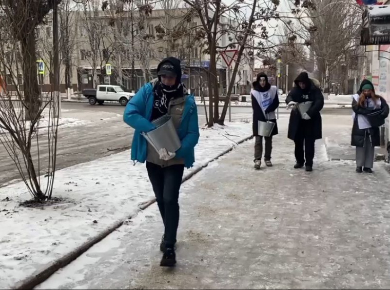 Активисты Енакиевского штаба МР и МГЕР ДНР помогли местным жителям передвигаться по городу. Активисты Енакиевского штаба МР и МГЕР ДНР помогли местным жителям передвигаться по городу.