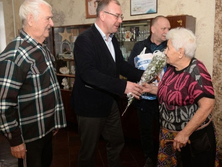 Депутат Енакиевского городского совета посетил ветеранов труда ЕМЗ. Депутат Енакиевского городского совета посетил ветеранов труда ЕМЗ.