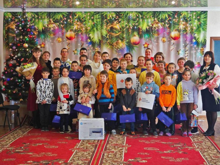 Фонд развития территорий поздравил с наступающим Новым годом ребят из «Детского социального центра» в городе Енакиево . Фонд развития территорий поздравил с наступающим Новым годом ребят из «Детского социального центра» в городе Енакиево .