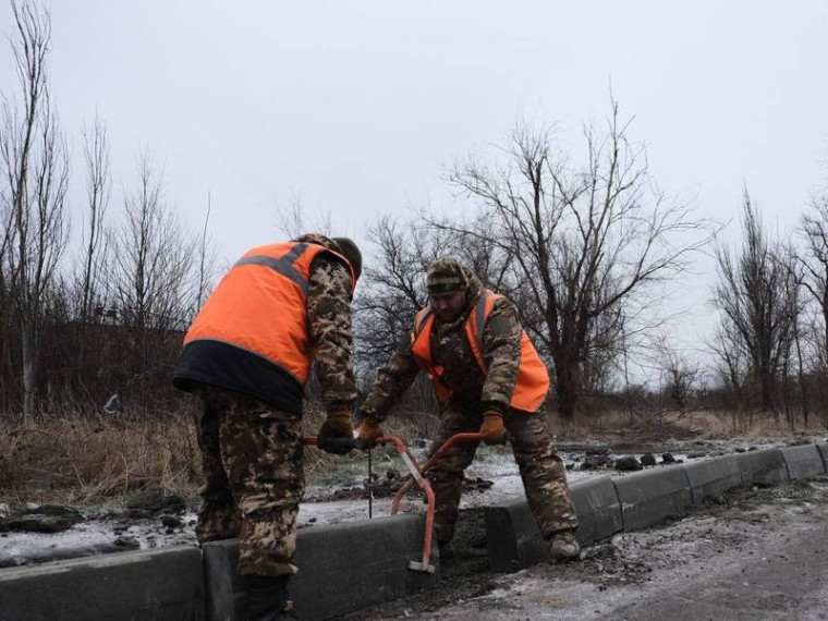 Дорожники Ленобласти поделились планами по восстановлению Енакиево в 2024 году . Дорожники Ленобласти поделились планами по восстановлению Енакиево в 2024 году .