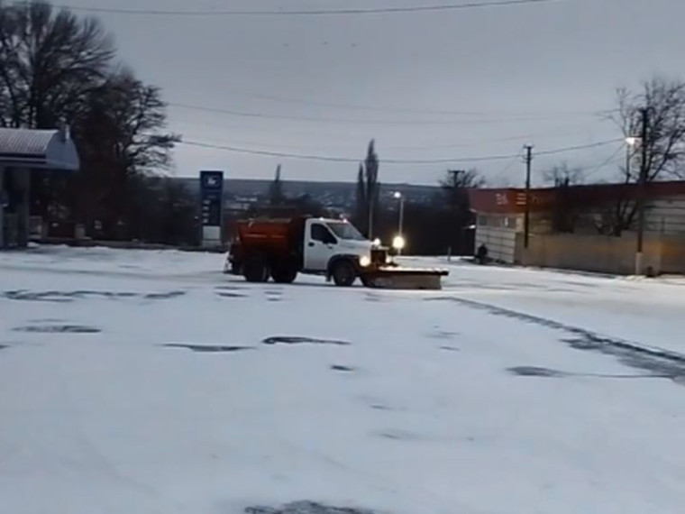 В Енакиево продолжается активная работа по посыпке и чистке автодорог. В Енакиево продолжается активная работа по посыпке и чистке автодорог.