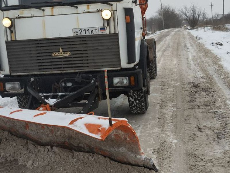 Коммунальщиками ведется активная работа по очистке автодорог и посыпке тротуаров в муниципальном округе Енакиево. Коммунальщиками ведется активная работа по очистке автодорог и посыпке тротуаров в муниципальном округе Енакиево.