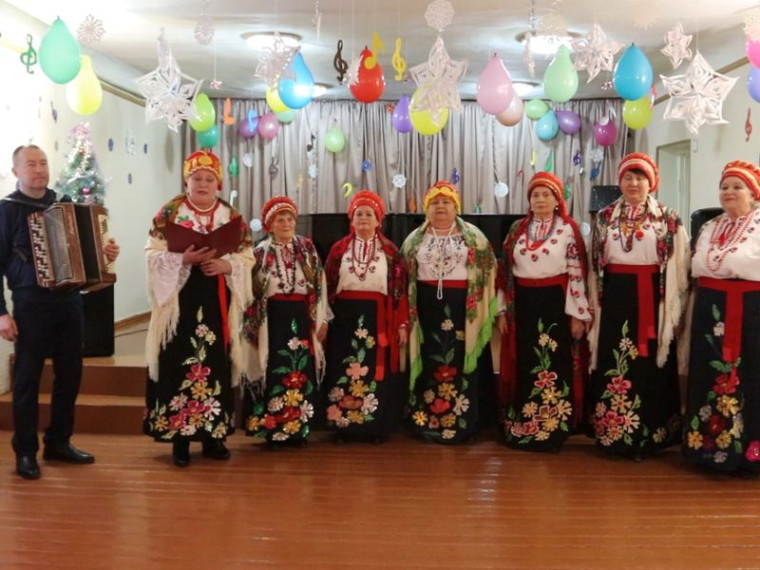 Поздравление со Старым Новым годом от хорового коллектива народной песни «Родник». Поздравление со Старым Новым годом от хорового коллектива народной песни «Родник».