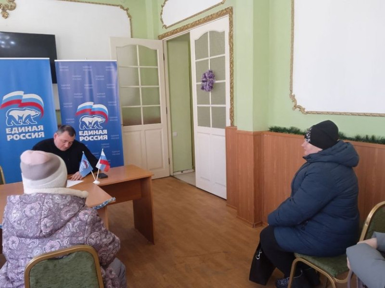 Депутат Енакиевского городского совета Андрей Гнипа провел прием граждан. Депутат Енакиевского городского совета Андрей Гнипа провел прием граждан.