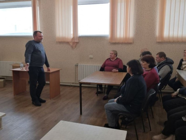 Депутат Енакиевского городского совета Владимир Пархоменко провел встречу с трудовыми коллективами. Депутат Енакиевского городского совета Владимир Пархоменко провел встречу с трудовыми коллективами.