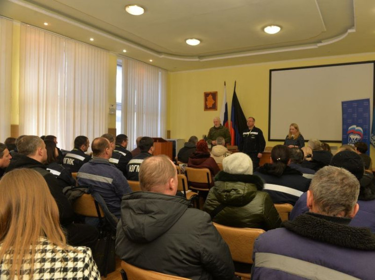 Ряды партии "Единая Россия" пополнились металлургами Енакиевского металлургического завода. Ряды партии "Единая Россия" пополнились металлургами Енакиевского металлургического завода.