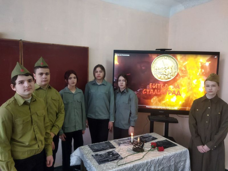 «Поклонимся великим тем годам». Мероприятия в школах города Енакиево в честь Дня победы в Сталинградской битве. «Поклонимся великим тем годам». Мероприятия в школах города Енакиево в честь Дня победы в Сталинградской битве.