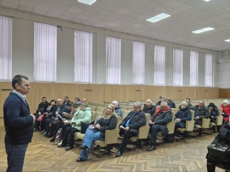Председатель Енакиевского городского совета провел встречу с представителями объединений совладельцев ОСМД и ЖСК. Председатель Енакиевского городского совета провел встречу с представителями объединений совладельцев ОСМД и ЖСК.