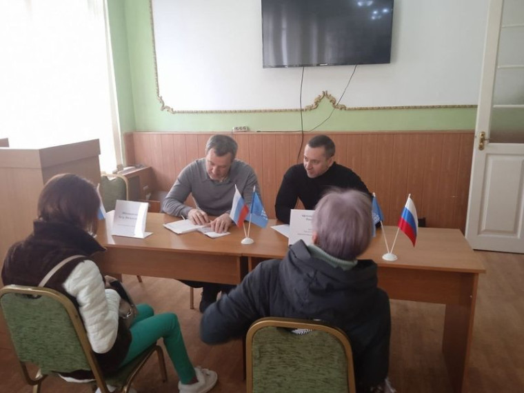 Депутаты Народного Совета ДНР Пётр Шимановский и Юрий Афендиков провели прием граждан. Депутаты Народного Совета ДНР Пётр Шимановский и Юрий Афендиков провели прием граждан.