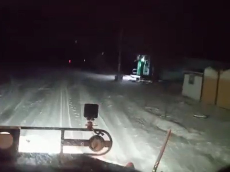 Коммунальщиками ведется активная работа по очистке автодорог и посыпке тротуаров. Коммунальщиками ведется активная работа по очистке автодорог и посыпке тротуаров.