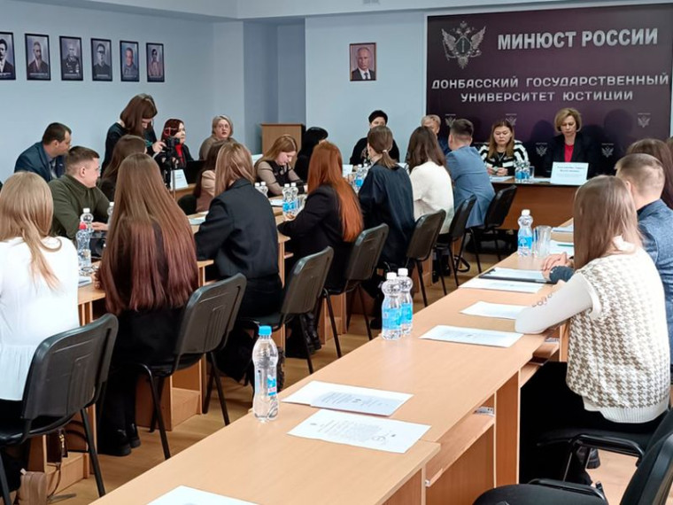 Депутаты приняли участие в круглом столе «Право в моем доме». Депутаты приняли участие в круглом столе «Право в моем доме».