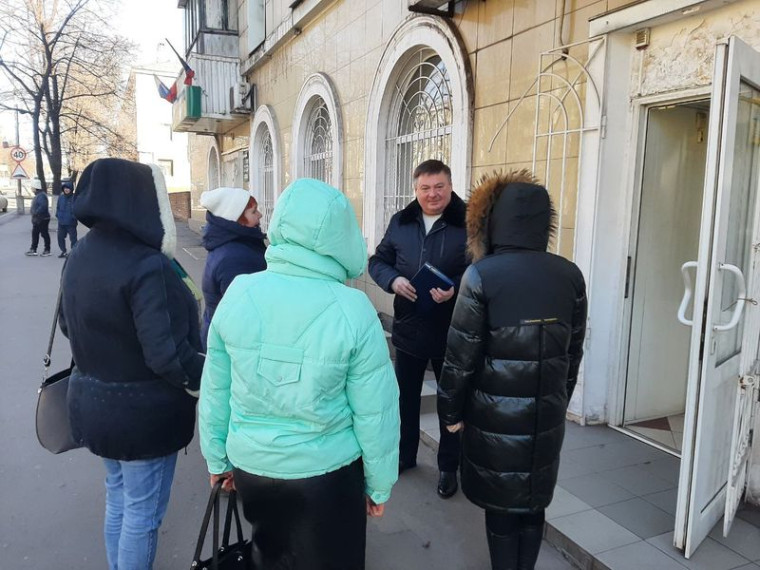 Заместитель главы муниципального образования городского округа Енакиево Витрук И.В. провел встречи с населением и «Прямую линию». Заместитель главы муниципального образования городского округа Енакиево Витрук И.В. провел встречи с населением и «Прямую линию».