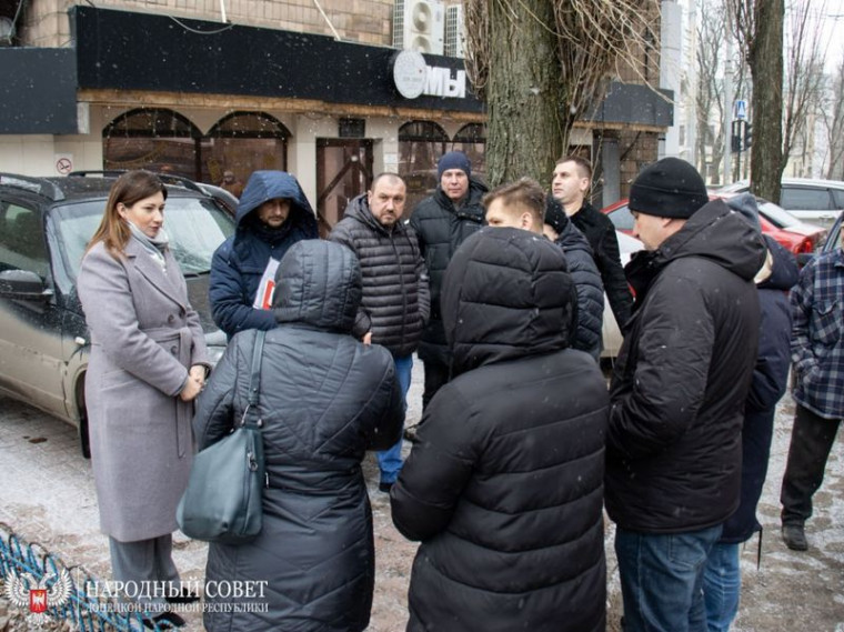 Председатель Комитета Народного Совета по ЖКХ Анна Кондрыкинская провела встречу с жильцами одного из домов Донецка. Председатель Комитета Народного Совета по ЖКХ Анна Кондрыкинская провела встречу с жильцами одного из домов Донецка.