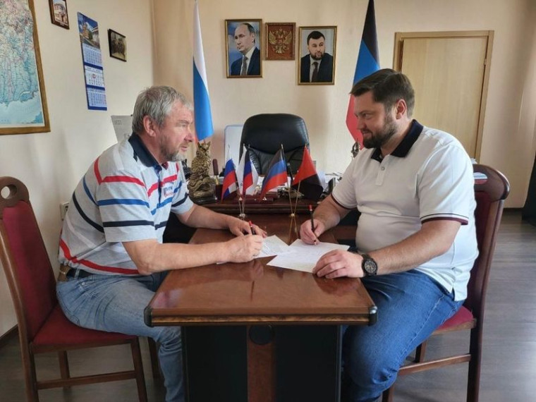 Депутат Госдумы Сергей Петров поделился впечатлениями от поездок в Енакиево и показал на фотографиях, как регион-шеф поддерживает городской округ. Депутат Госдумы Сергей Петров поделился впечатлениями от поездок в Енакиево и показал на фотографиях, как регион-шеф поддерживает городской округ.