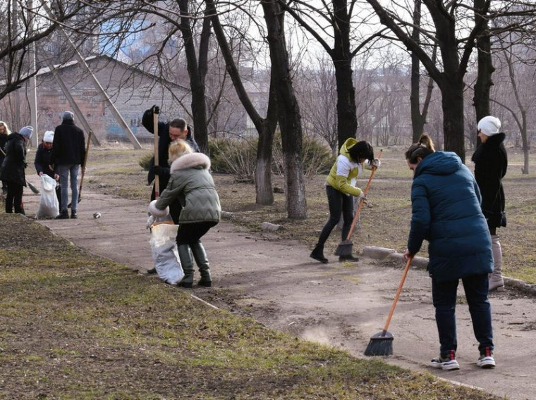 Состоялся общегородской субботник в городском округе Енакиево. Состоялся общегородской субботник в городском округе Енакиево.