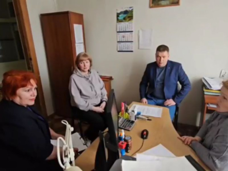 Заместитель главы администрации муниципального образования городского округа Енакиево Александр Деменков провел выездной прием работников. Заместитель главы администрации муниципального образования городского округа Енакиево Александр Деменков провел выездной прием работников.