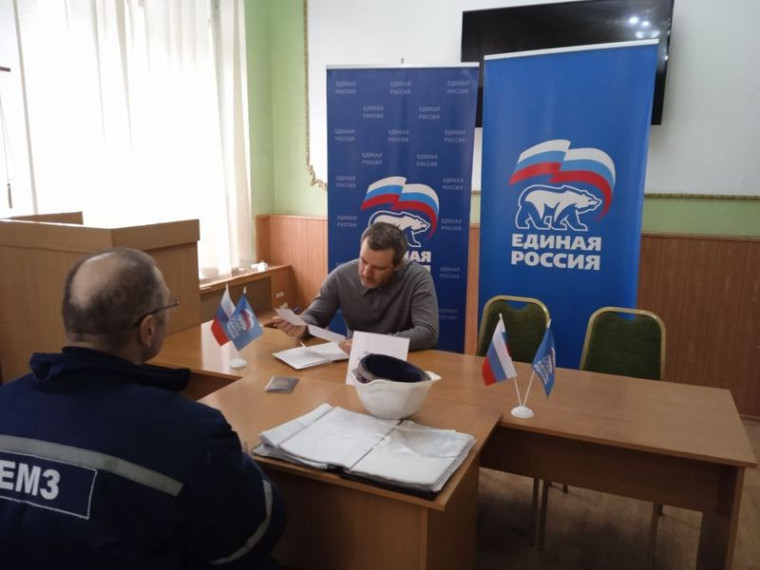 Депутат Народного Совета ДНР провел прием граждан в городе Енакиево. Депутат Народного Совета ДНР провел прием граждан в городе Енакиево.