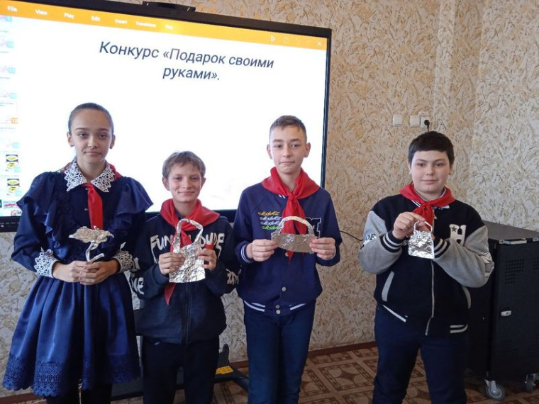 Праздничные мероприятия к Международному женскому дню в школах города Енакиево. Праздничные мероприятия к Международному женскому дню в школах города Енакиево.