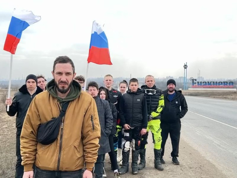 Участники автопробега, достигают финишной точки стела "Енакиево" и передают эстафету городу Дебальцево. Участники автопробега, достигают финишной точки стела "Енакиево" и передают эстафету городу Дебальцево.