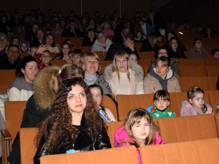В кинотеатрах города Енакиево и города Углегорска стартовал проект "Кино для всех" . В кинотеатрах города Енакиево и города Углегорска стартовал проект "Кино для всех" .