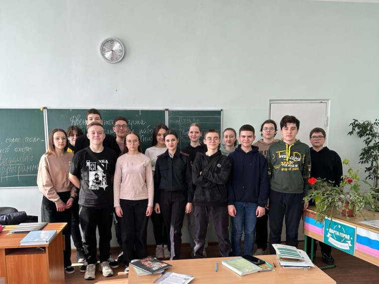 Сотрудники ГИБДД беседуют со школьниками о дорожной безопасности. Сотрудники ГИБДД беседуют со школьниками о дорожной безопасности.