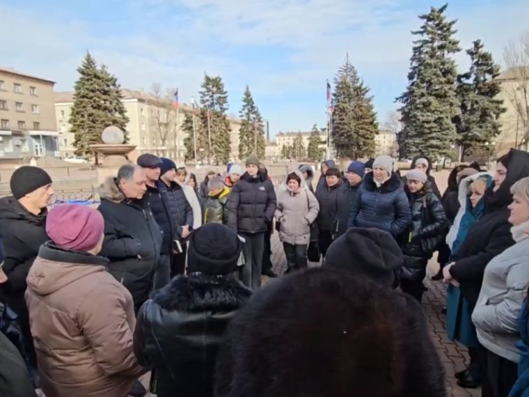 Заместитель главы администрации города Енакиево, Сергей Божик, провел сход граждан . Заместитель главы администрации города Енакиево, Сергей Божик, провел сход граждан .