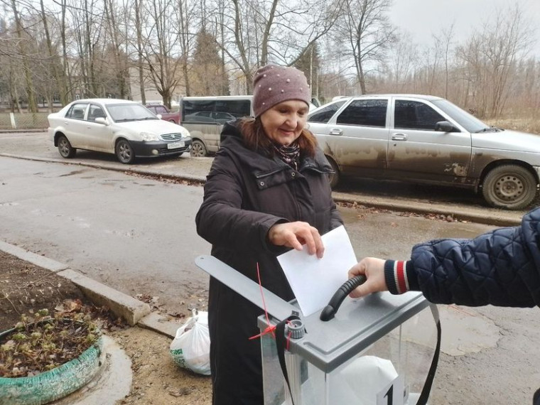 В городском округе Енакиево продолжается досрочное голосование . В городском округе Енакиево продолжается досрочное голосование .