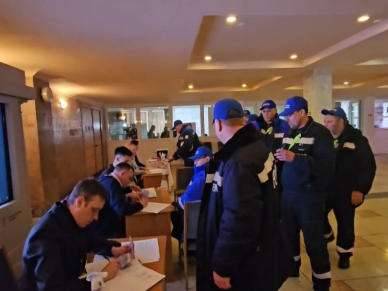 Команда Енакиевского металлургического завода приняла участие в очном голосовании за Президента Российской Федерации. Команда Енакиевского металлургического завода приняла участие в очном голосовании за Президента Российской Федерации.