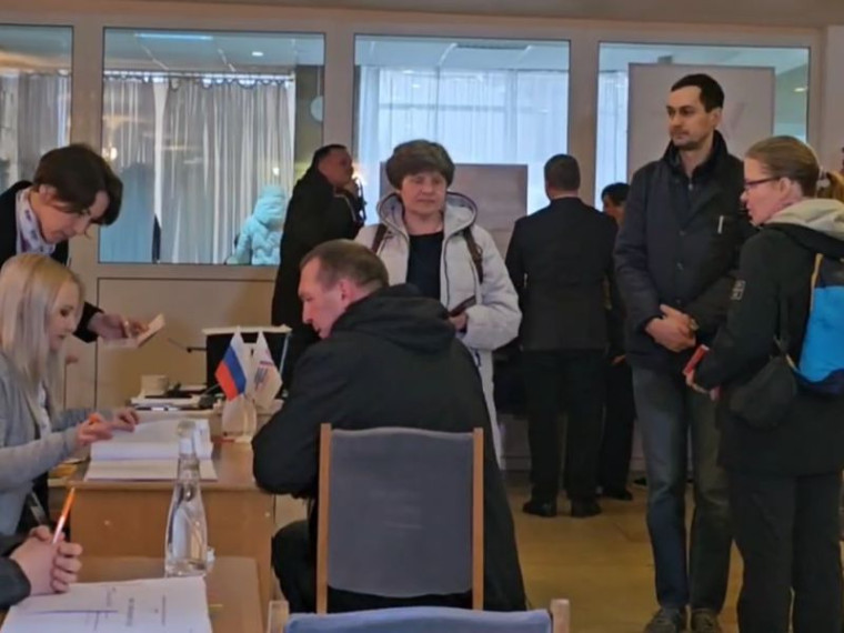 Медицинские сотрудники из Ленинградской области голосуют на выборах Президента Российской Федерации в ДНР. Медицинские сотрудники из Ленинградской области голосуют на выборах Президента Российской Федерации в ДНР.