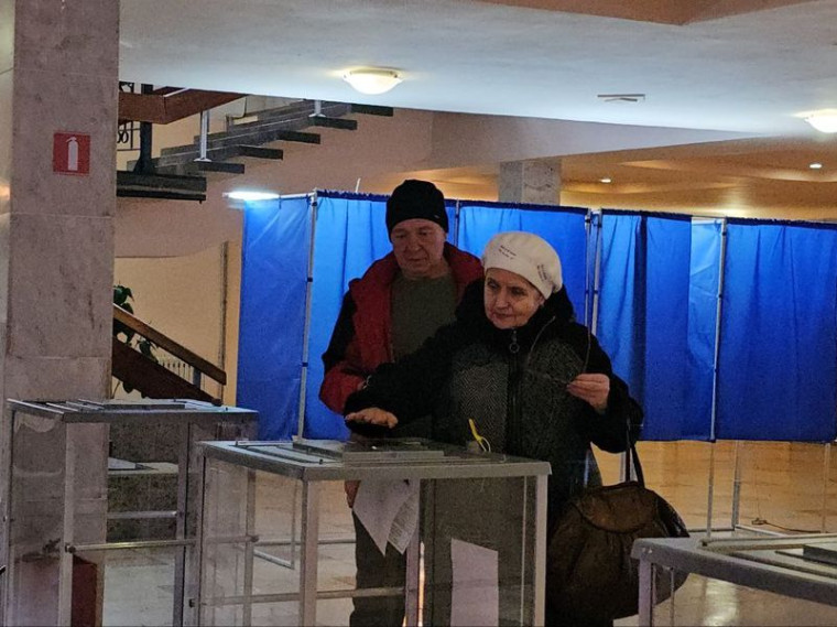 Избирательные участки городского округа Енакиево продолжают свою работу . Избирательные участки городского округа Енакиево продолжают свою работу .