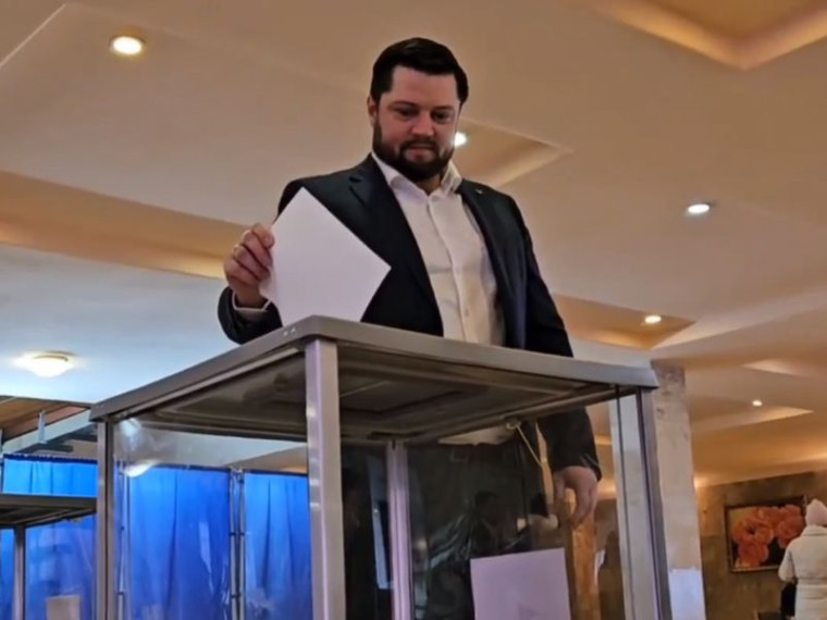 Глава муниципального образования городского округа Енакиево Роман Храменков принял участие в выборах Президента РФ. Глава муниципального образования городского округа Енакиево Роман Храменков принял участие в выборах Президента РФ.
