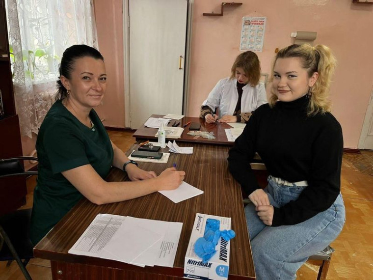 Врачи из Ленобласти осмотрели более 840 пациентов в Енакиево . Врачи из Ленобласти осмотрели более 840 пациентов в Енакиево .