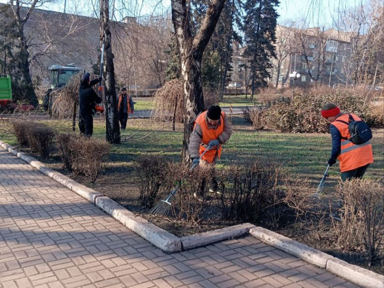 Муниципальными унитарными предприятиями городского округа Енакиево, проделана работа по уборке веток и сухой листвы с газонов. Муниципальными унитарными предприятиями городского округа Енакиево, проделана работа по уборке веток и сухой листвы с газонов.